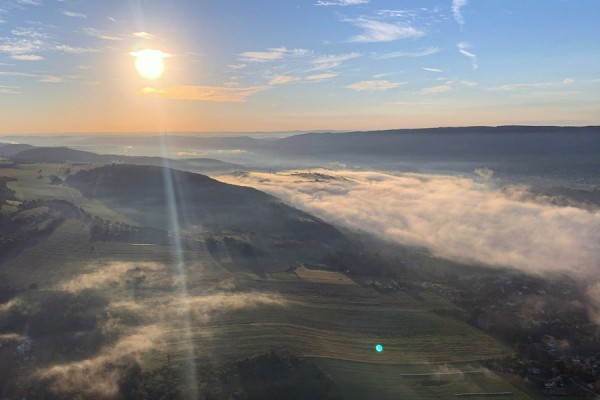 Ranní Karlštejn a Berounka v oparu